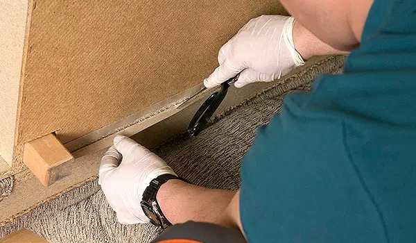 Megelőzés (vegyszermentes) Az ágyi poloskairtó szakember felhelyezi az ágy aljára a vegyszermentes poloskairtó szalagot, kesztyűben és ollóval igazítva.